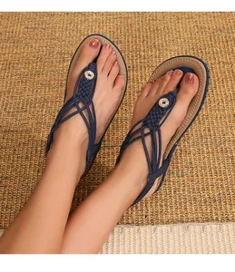 Détails de sandales plates bohèmes avec brides tressées bleu marine et boucle en strass