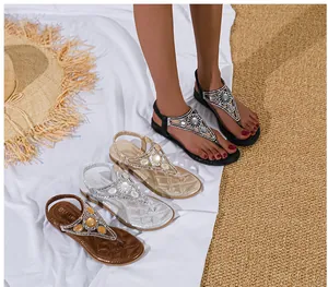 Dettaglio dei sandali boho con cinturino a T, pietre vintage e strass scintillanti