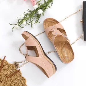 Detailansicht der rosa Strass-Sandalen mit Markenlogo und bequemer Innensohle