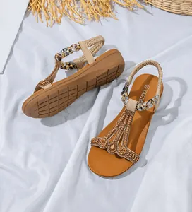 Detailansicht der Ethno-Sandalen mit bunten Webperlen und elastischem Fersenband