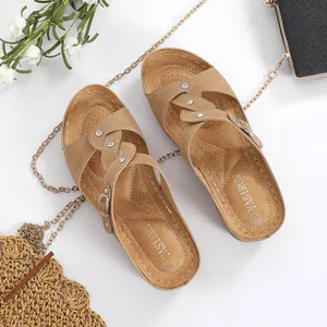 Detaillierte Draufsicht auf braune Strass-Sandalen mit Metallschnallen und Urlaubsdekor