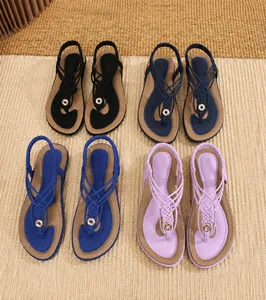 Sandales bohèmes plates avec lanières tressées et détails métalliques en quatre couleurs