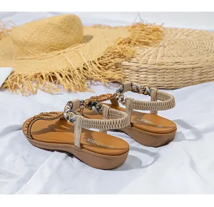 Detail von Ethno-Keilsandalen mit bunten Perlen, Webstruktur und elastischem Fersenband