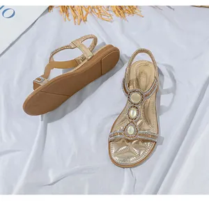 Detailansicht der goldfarbenen Sandalen mit Glitzersteinen und großen Opal-Edelsteinen