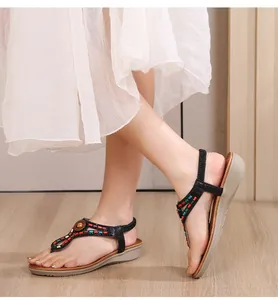 Détail de sandales compensées ethniques avec perles colorées et boucle en bois