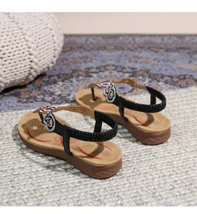 Details von flachen Boho-Sandalen mit bunten Strasssteinen und elastischem Fersenriemen