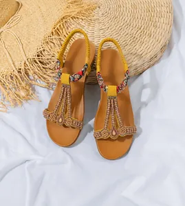 Details flacher Bohemian-Sandalen mit bunten Perlen, Metallringen und Blumenakzenten
