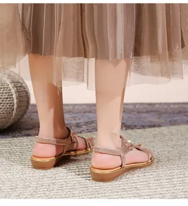 Details flacher Sandalen in Roségold mit Strassblume und elastischem Fersenriemen