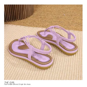 Détail de sandales plates bohèmes lavande avec lanières tressées et talon élastique