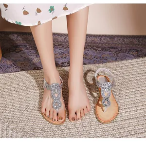 Détail de sandales bohèmes avec strass et semelle aspect bois pour un look estival élégant