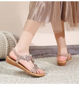 Details von böhmischen flachen Sandalen mit funkelnden Strass-Blumenmustern und T-Riemen