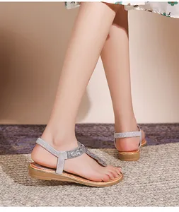 Détail de sandales argentées pour femmes avec strass brillants et bride arrière élastique