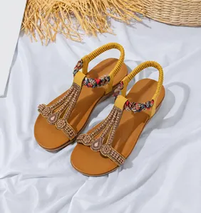 Detail gelbe Boho-Sandalen mit Perlen, Strasssteinen und elastischem Riemen für Damen