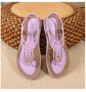 Détail de sandales bohèmes violettes avec tressage artisanal et boucle dorée élégante