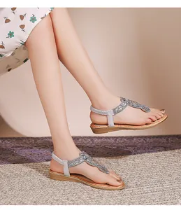 Détails de sandales bohèmes argentées pour femmes avec strass et bride en T élastique