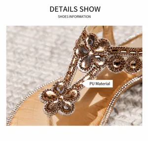 Dettaglio macro di sandalo boho con fiori di strass su morbido tessuto in PU