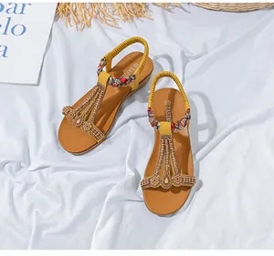 Detailansicht gelber Boho-Sandalen mit Blumenperlen und elastischen Fersenriemen