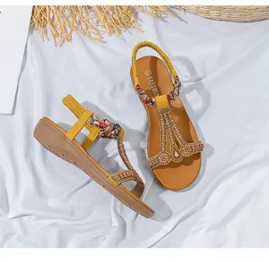 Detailansicht der ethnischen gelben Sandalen mit Perlenstickerei und Strassverzierung