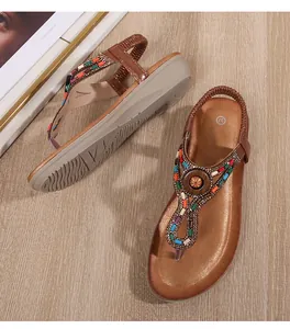Détail de sandales compensées bohèmes avec perles colorées et ornement en bois sur bois