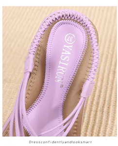 Détail de sandales bohèmes mauves avec sangle tissée élastique et semelle en cuir surpiqué