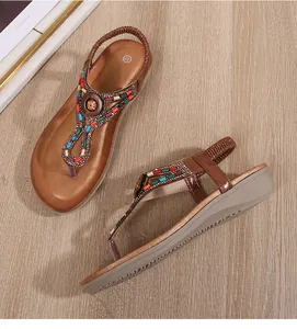 Vue détaillée de sandales compensées bohèmes marron avec perles et bois décoratif