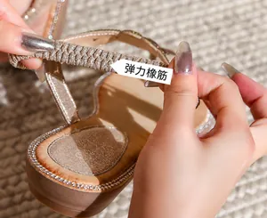 Dettaglio del cinturino elastico con strass per sandali che mostra alta flessibilità