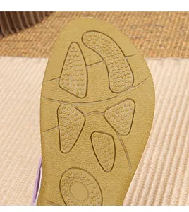 Détail de la semelle antidérapante en caoutchouc avec motif de traction sur les sandales