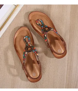 Détail de sandales T-strap bohèmes avec perles colorées et ornements en bois sur bois