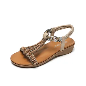 Sandali con zeppa bohémien da donna con perline etniche e cinturini elastici su bianco