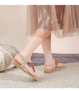 Λεπτομέρεια από φλατ σανδάλια boho με χρωματιστές χάντρες και ελαστικό λουράκι φτέρνας