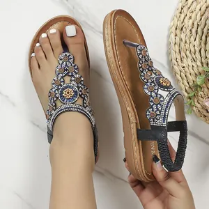 Detail von Boho-Sandalen mit ethnischen Perlen, Strass und elastischem Fersenriemen