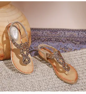 Détail de sandales bohèmes à talons compensés avec strass et bride arrière élastique