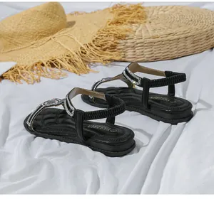 Detail der böhmischen schwarzen T-Riemen Sandalen mit Strasssteinen und Perlen-Fersenband