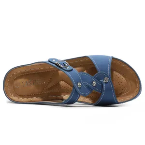 Detail von blauen Wildledersandalen mit funkelnden Strasssteinen und silbernen Nieten