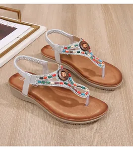 Détails de sandales compensées bohèmes avec bride en T en strass et perles colorées