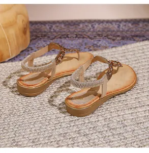 Détails de sandales bohémiennes à strass avec bride arrière élastique sur tapis