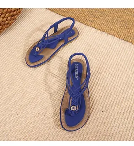 Détail de sandales bohèmes bleues tressées avec anneau métallique et sangle de talon