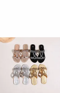 Détail de sandales bohèmes avec décoration en strass et semelle intérieure en PU doux