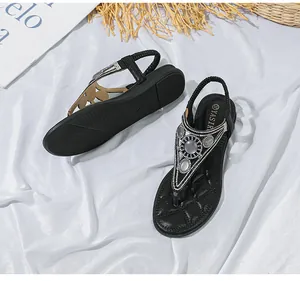 Dettaglio di sandali neri boho con strass etnici e decorazioni di perline fini