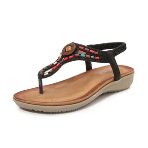 Sandales bohèmes à semelle compensée avec perles colorées et design bride en T beige