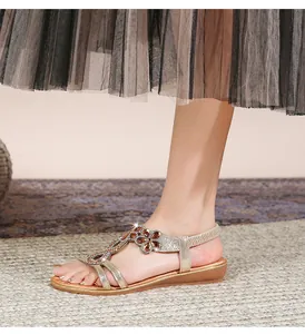 Detailansicht der Boho-Sandalen mit funkelnden Strassblumen und elastischem Fersenriemen