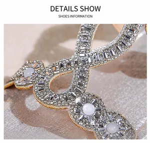 Gros plan sur la bride en PU champagne avec strass et perles de la sandale bohémienne