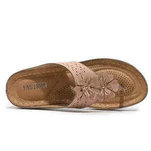 Sandales plates pour femmes avec design floral ajouré et semelle souple rembourrée rose