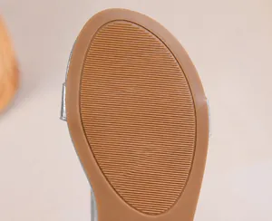 Vue macro d'une semelle en TPR antidérapante avec texture parallèle pour sandales