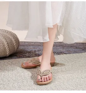 Detail van bohemien platte sandalen met ingewikkeld parel- en kralenweefsel op de bandjes