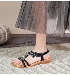 Details von böhmischen schwarzen Sandalen mit Strassblumen und elastischem Fersenriemen