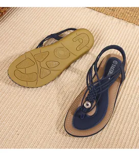 Détail des sandales bohèmes bleu marine avec brides tissées et semelle en caoutchouc