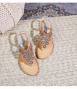 Λεπτομερής όψη των boho σανδαλιών με περίπλοκες χάντρες και μεταλλικά στοιχεία στολισμού