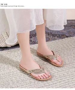 Detail van bohemien platte sandalen met fonkelende strass-steentjes en parelversiering