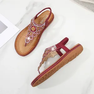 Böhmische flache Sandalen mit weinroten Strassblumen und elastischem Fersenriemen